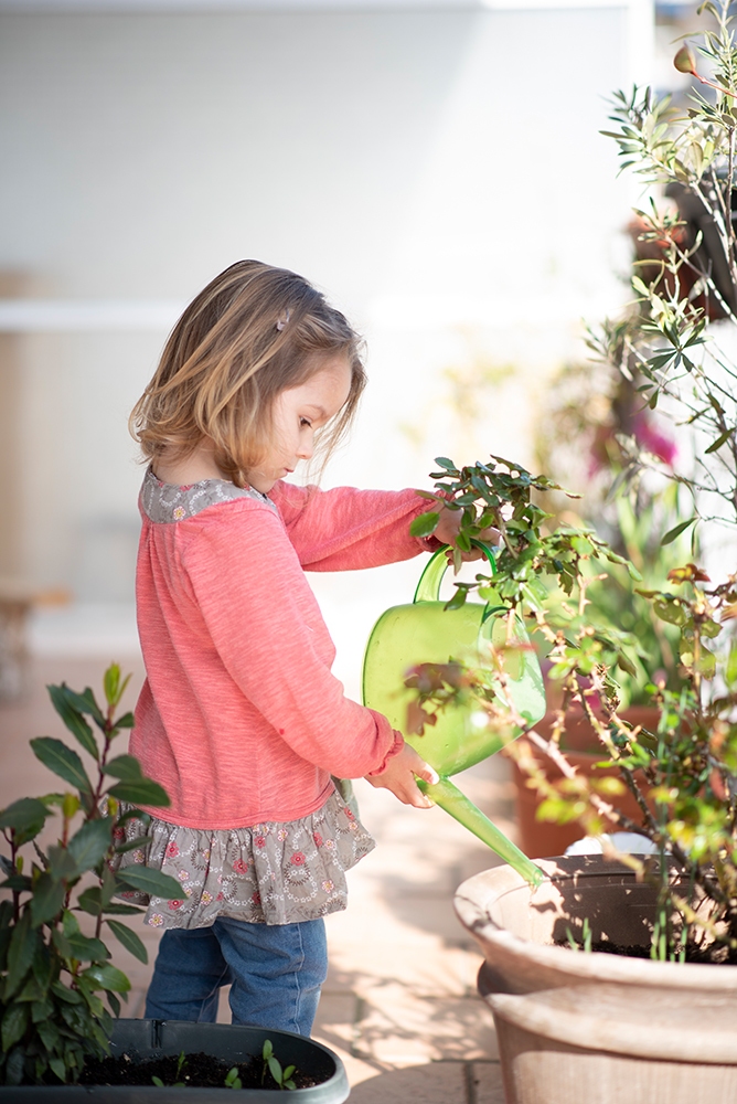 enfant arroser plantes photographe