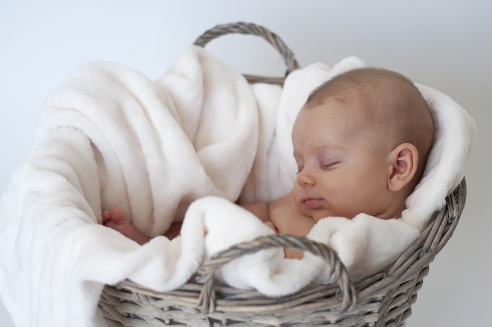 bébé dans panier