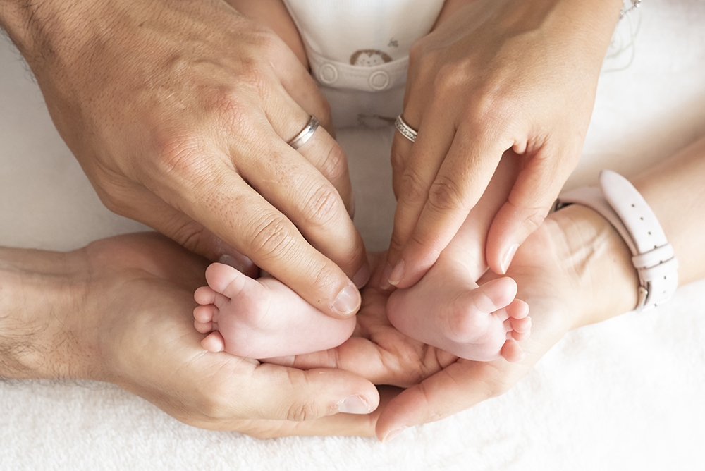 pieds bébé mains papa et maman