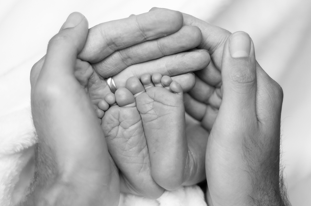 pieds bébé mains papa