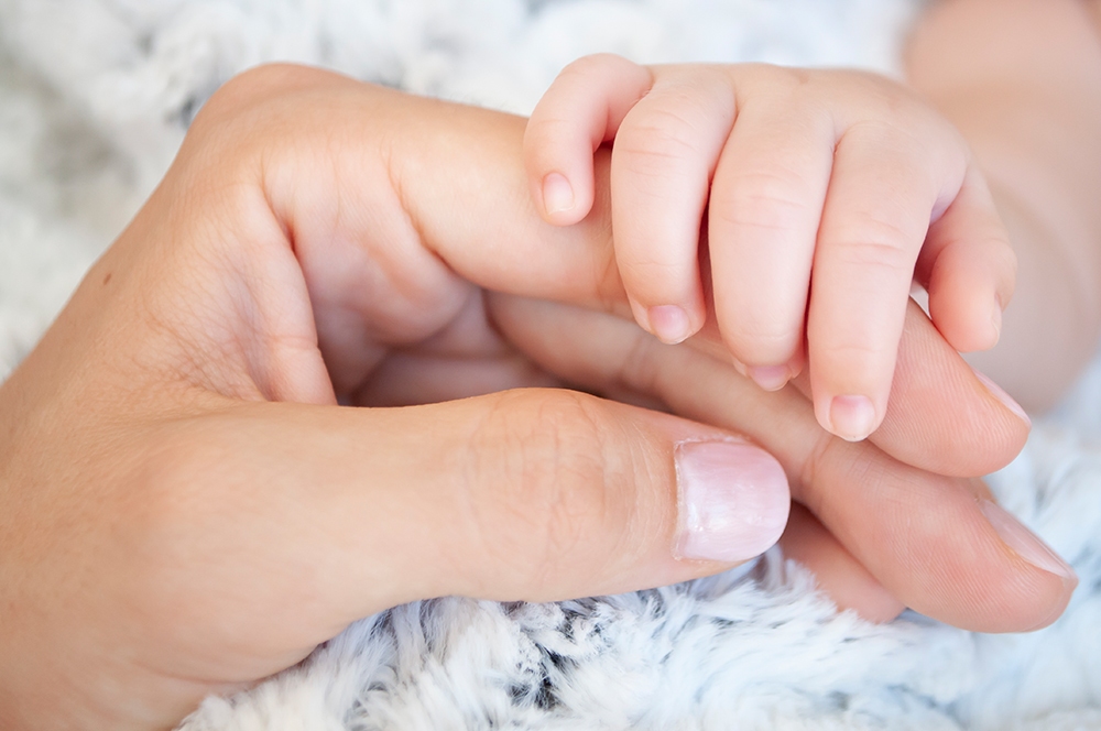 tendresse bébé me serre la main