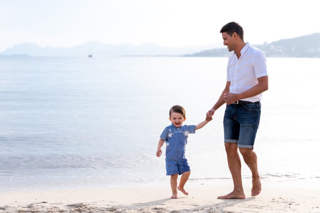 niño y papa en playa sesion de fotos