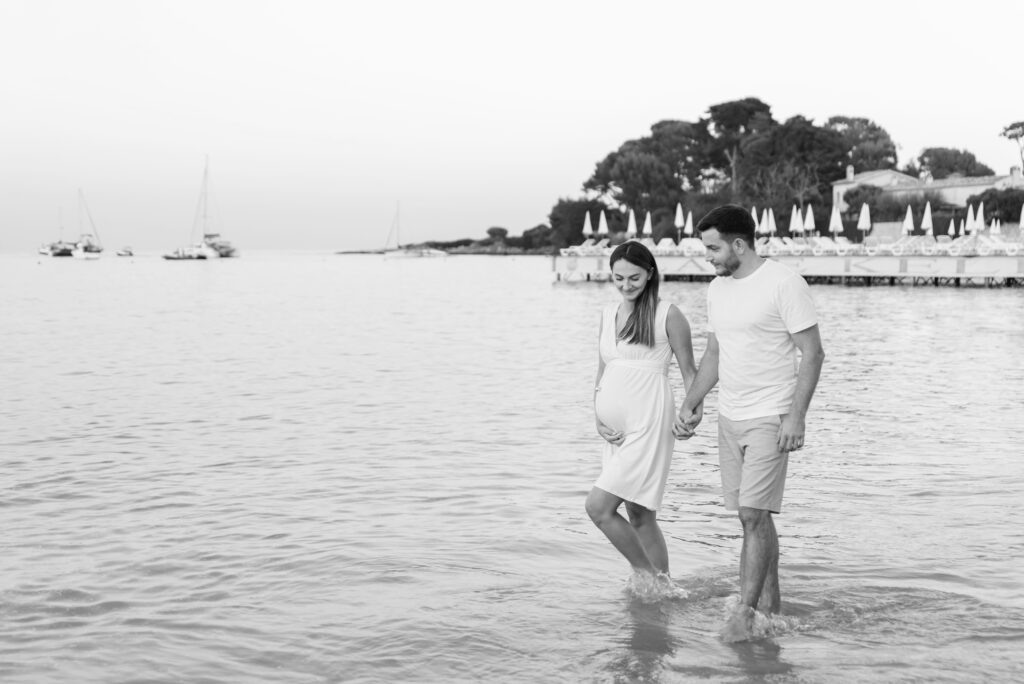 Embarazada con pareja en la playa de Valencia