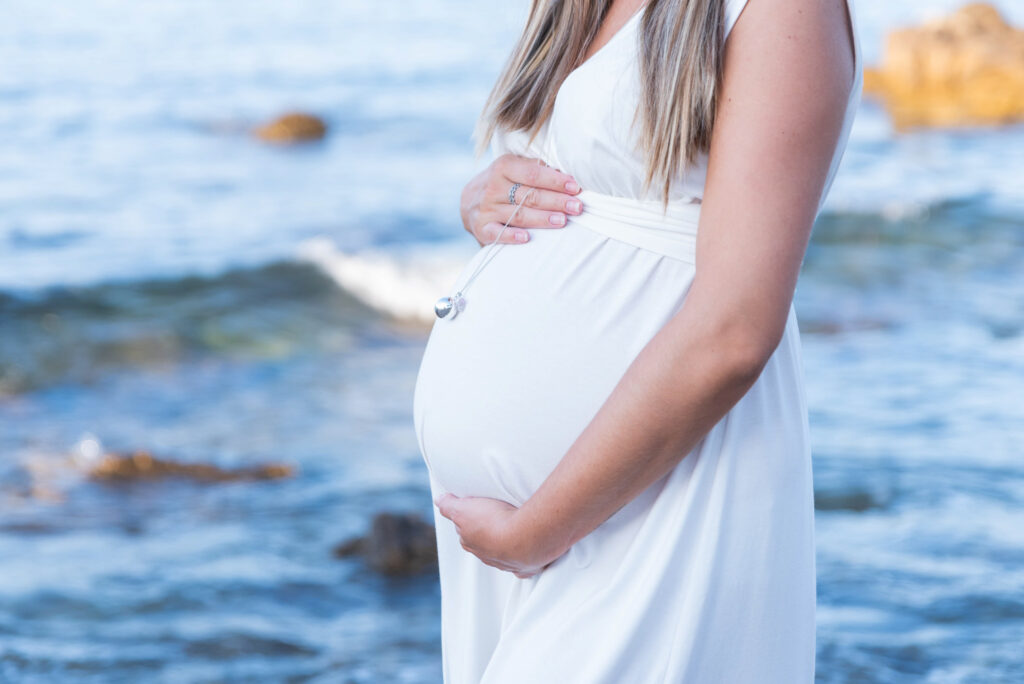 Embarazada en la playa al atardecer en Comunidad Valenciana