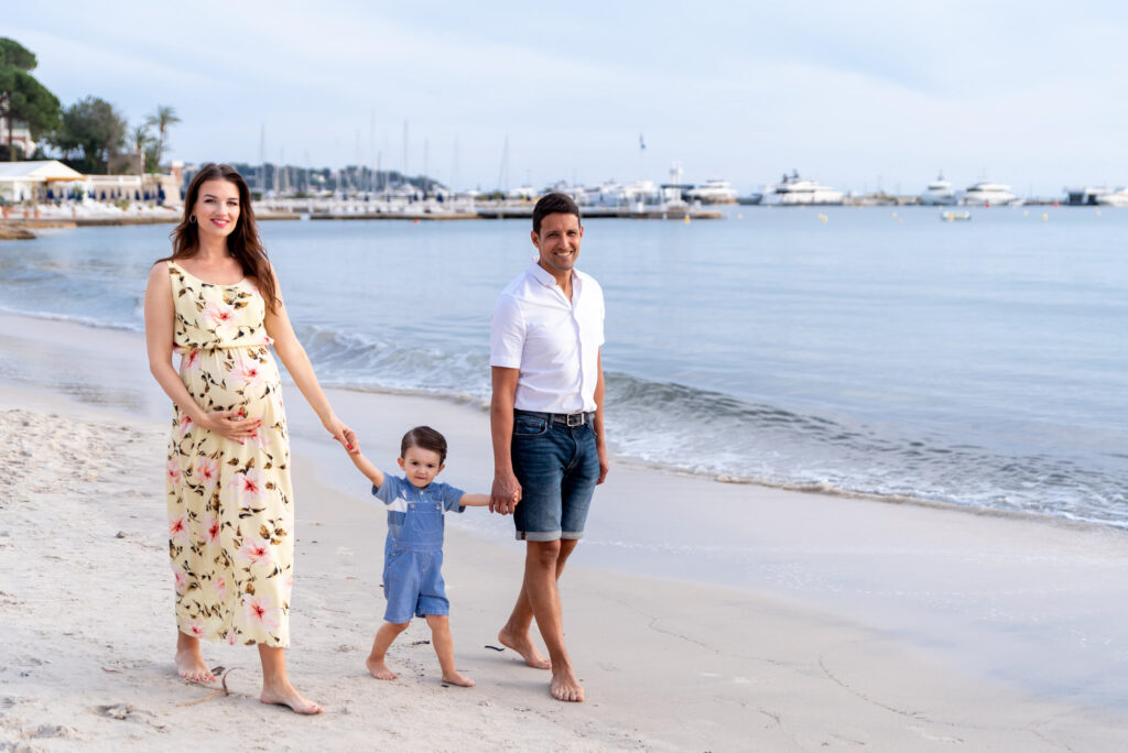 Embarazo en la playa al atardecer con familia en Valencia