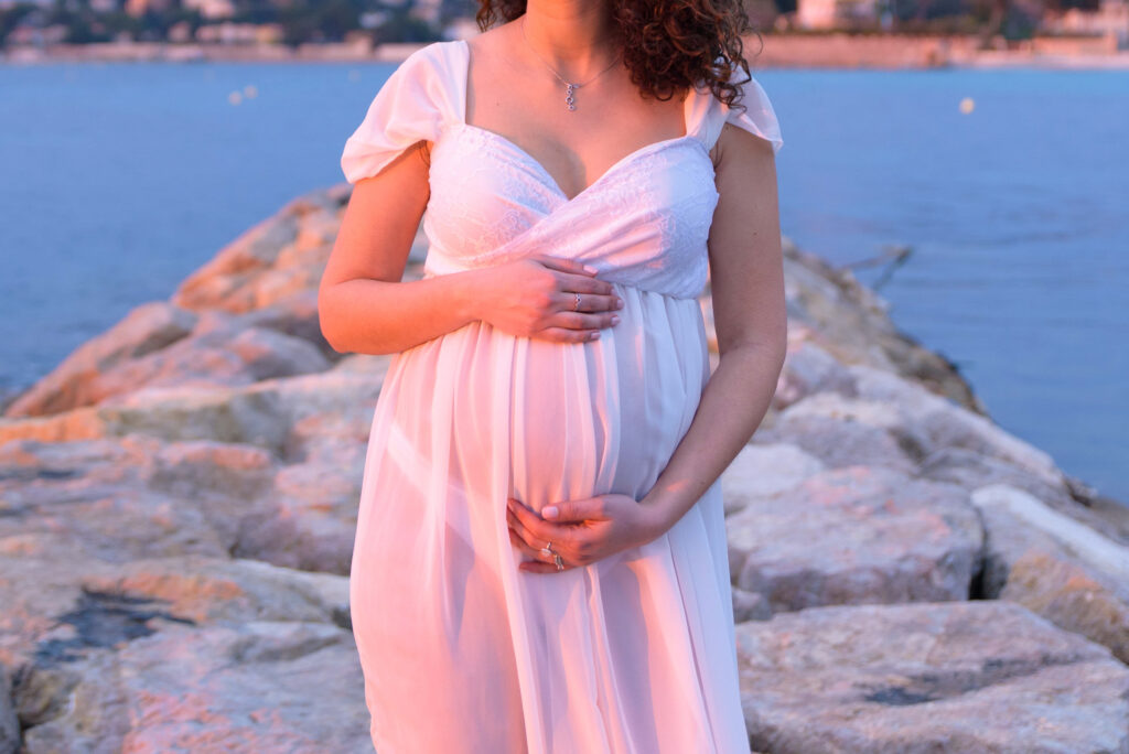Embarazo en la playa de Comunidad Valenciana con puesta de sol