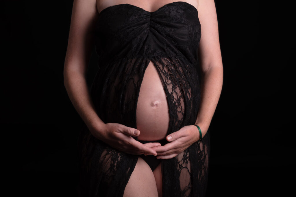 Fotografía de barriga embarazo en estudio