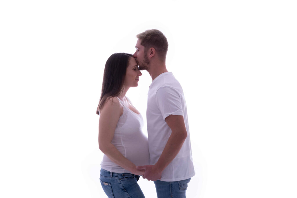 Fotografía de embarazo en estudio con fondo blanco en Xativa