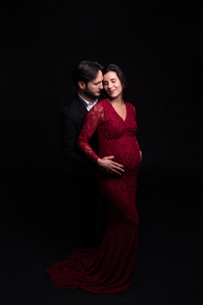 Fotografía de embarazo en estudio con vestido elegante en pareja