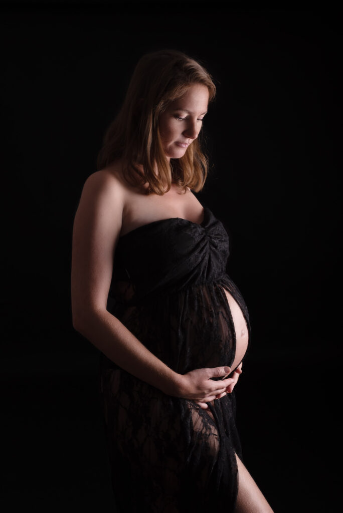 Fotografía de embarazo en estudio conluces tenues en Valencia