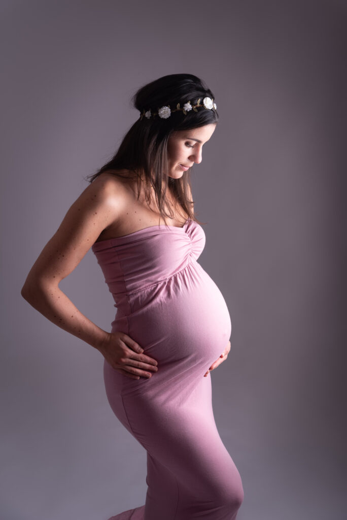 Fotos de embarazo elegantes en estudio en Valencia
