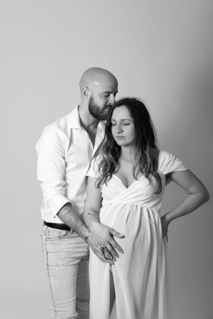 Fotos de embarazo en estudio con pareja en blanco y negro