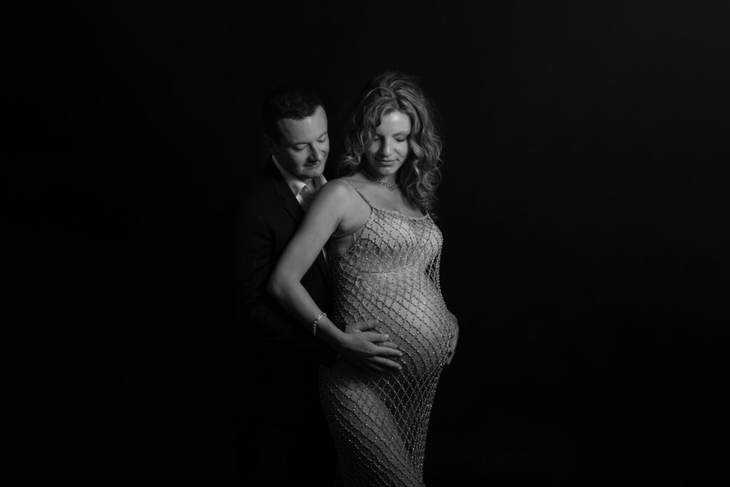 Fotos de embarazo en estudio con pareja
