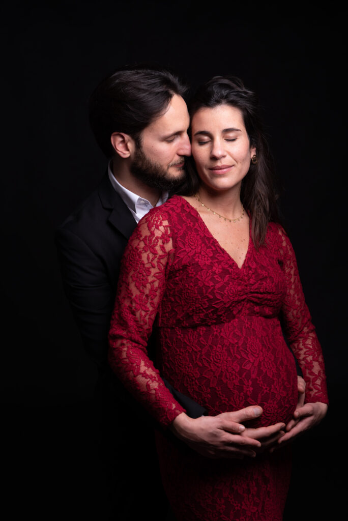 Fotos de embarazo en estudio con vestido de encaje