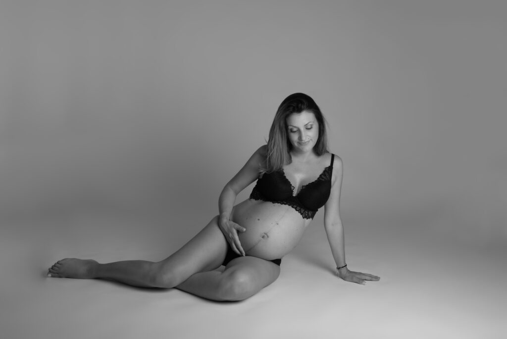 Retrato de embarazada elegante en estudio