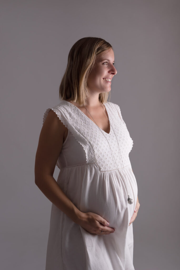 Retrato de embarazada en estudio con fondo gris en Alzira