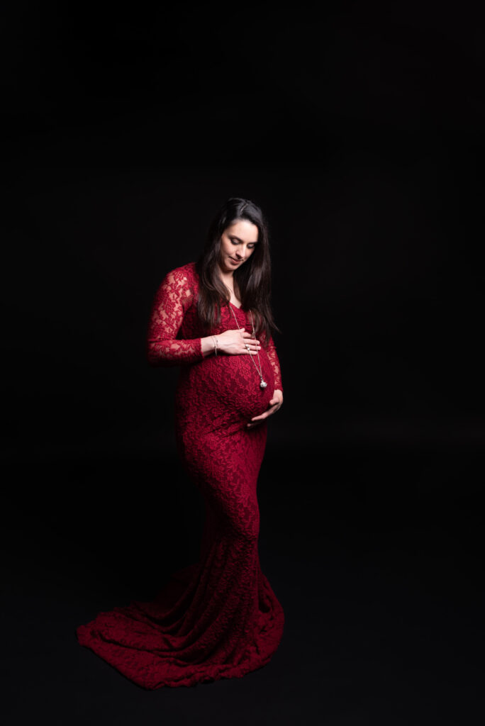 Retrato de embarazada en estudio con vestido largo