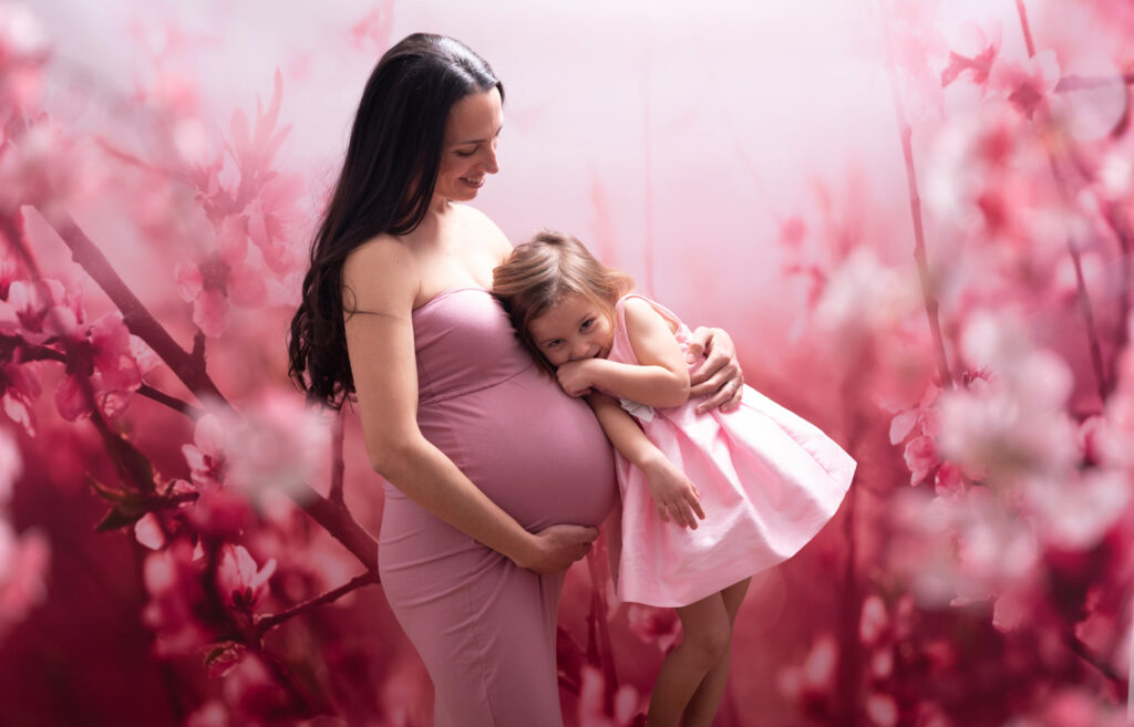 Retrato de futura mamá en estudio con flores