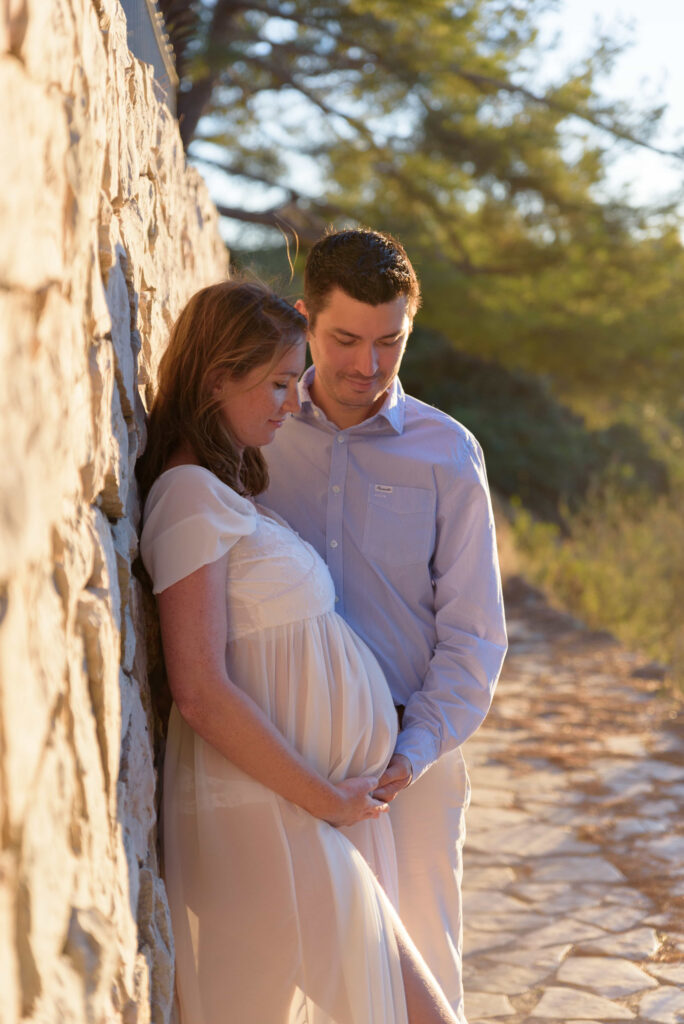 Sesión de fotos de embarazo al atardecer en Ontinyent