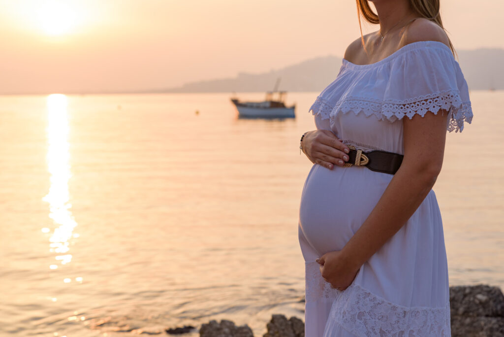 Sesión de fotos de embarazo al atardecer en la albufera de Valencia