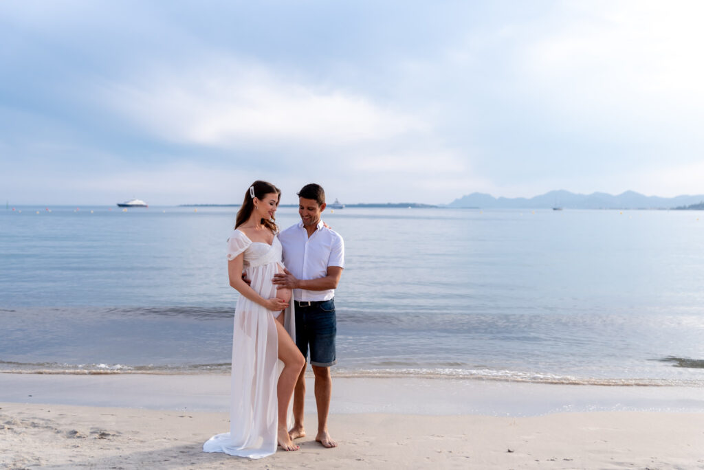 Sesión de fotos de embarazo con pareja en la playa