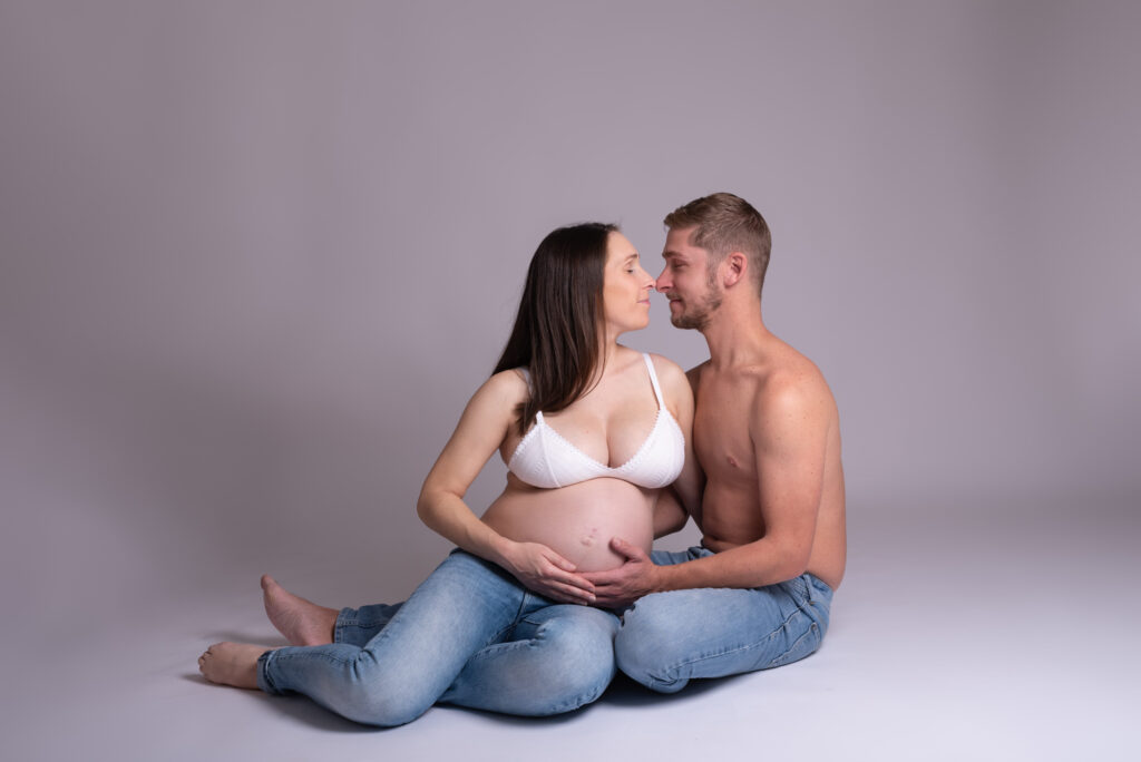 Sesión de fotos de embarazo en estudio con luz difusa