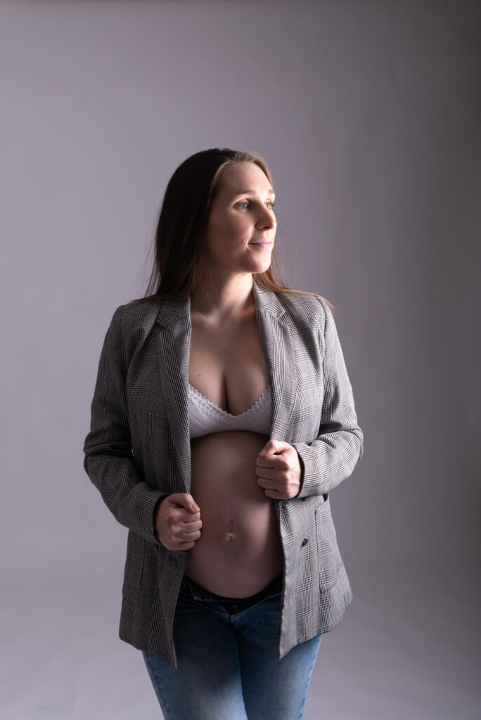 Sesión de fotos de embarazo en estudio con luz natural