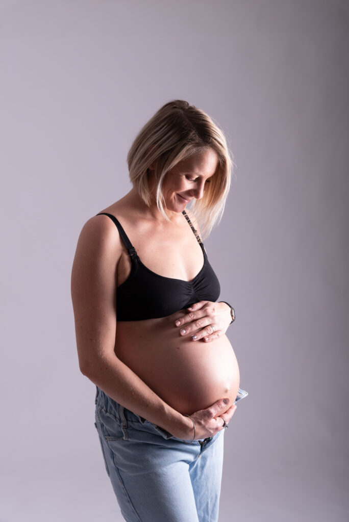 Sesión de fotos de embarazo en estudio con luz suave