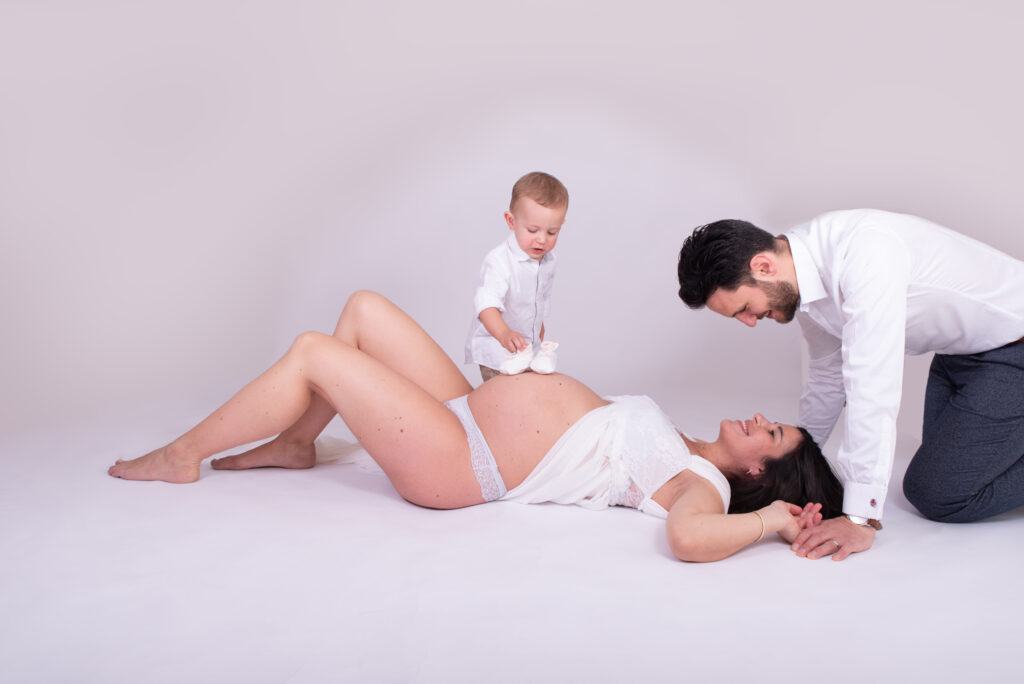 Sesión de fotos de embarazo en estudio con niño jugando