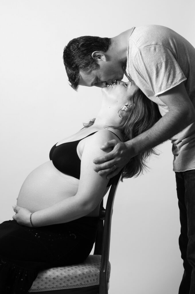 Sesión de fotos de embarazo en estudio con pareja