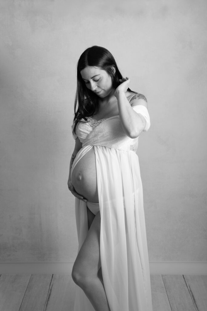 Sesión de fotos de embarazo en estudio en Xativa en Ontinyent