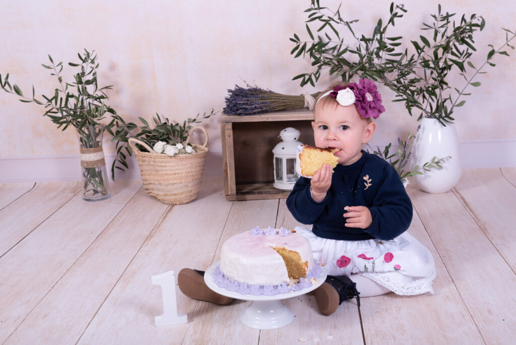 Smash the Cake en Ontinyent Bebé disfrutando su pastel