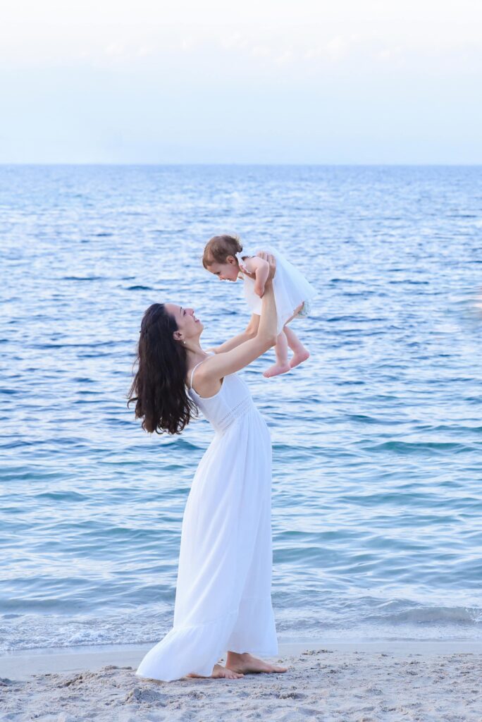 foto elegante mama y bebe playa Valencia