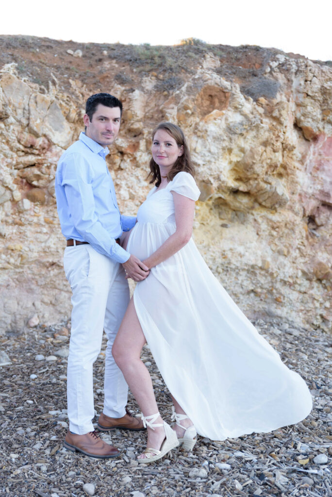 fotografia de embarazo en pareja en las rocas