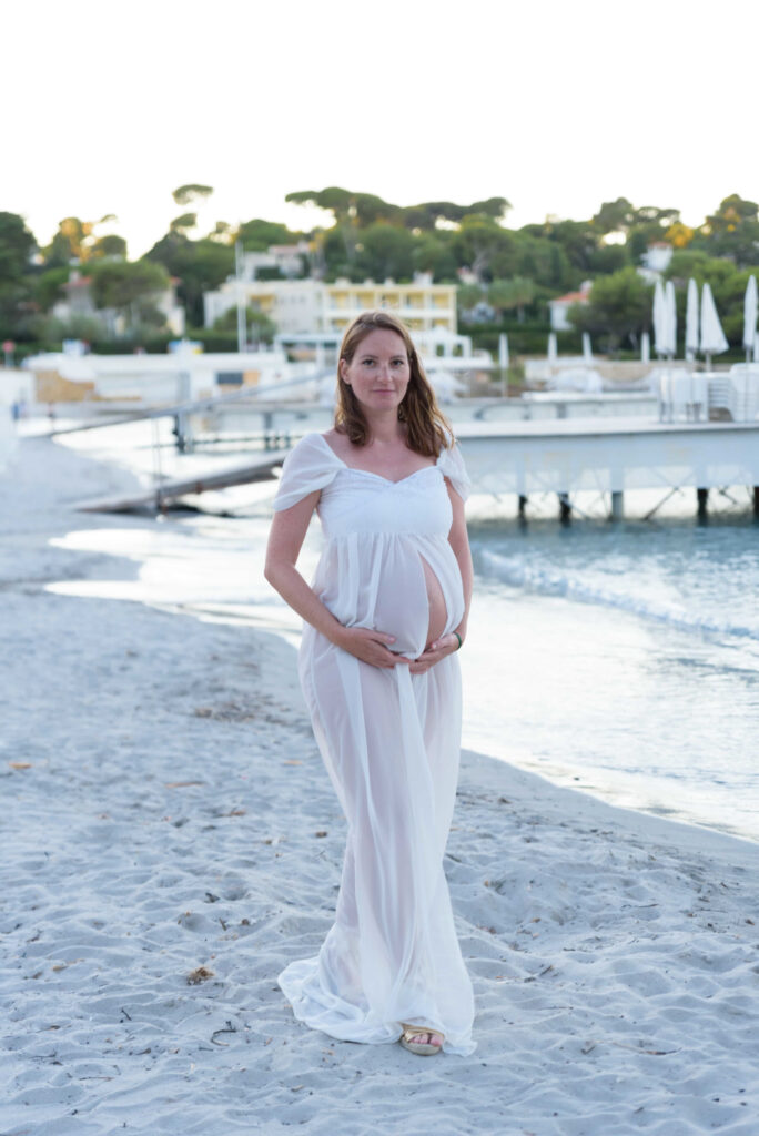 fotografia embarazo con vestido blanco en la playa