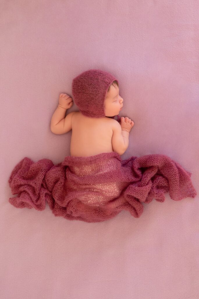 Estudio fotográfico de recién nacido Fondo lila en Xàtiva