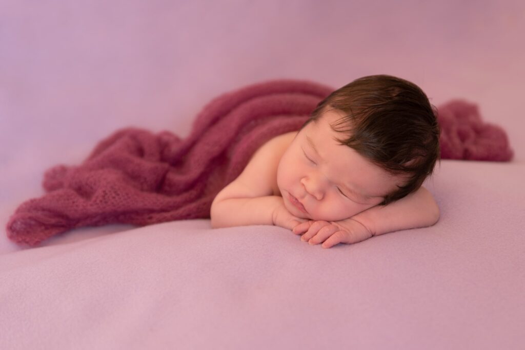 Fotografía de bebé con fondo lila Xàtiva