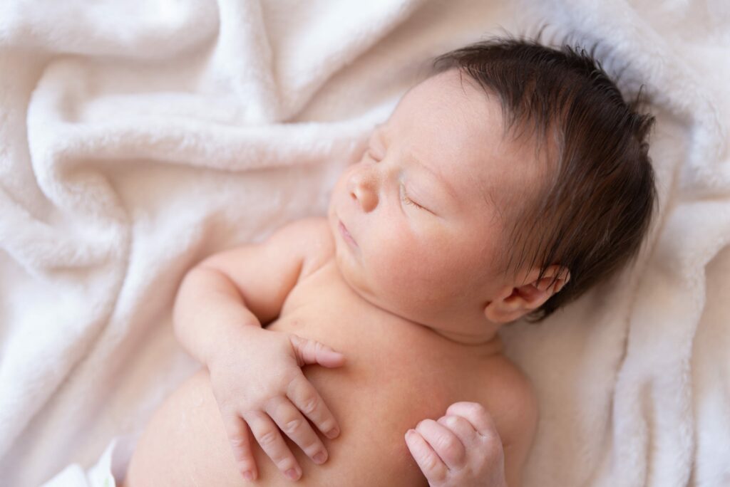 Fotografía de bebé con manta blanca Xàtiva