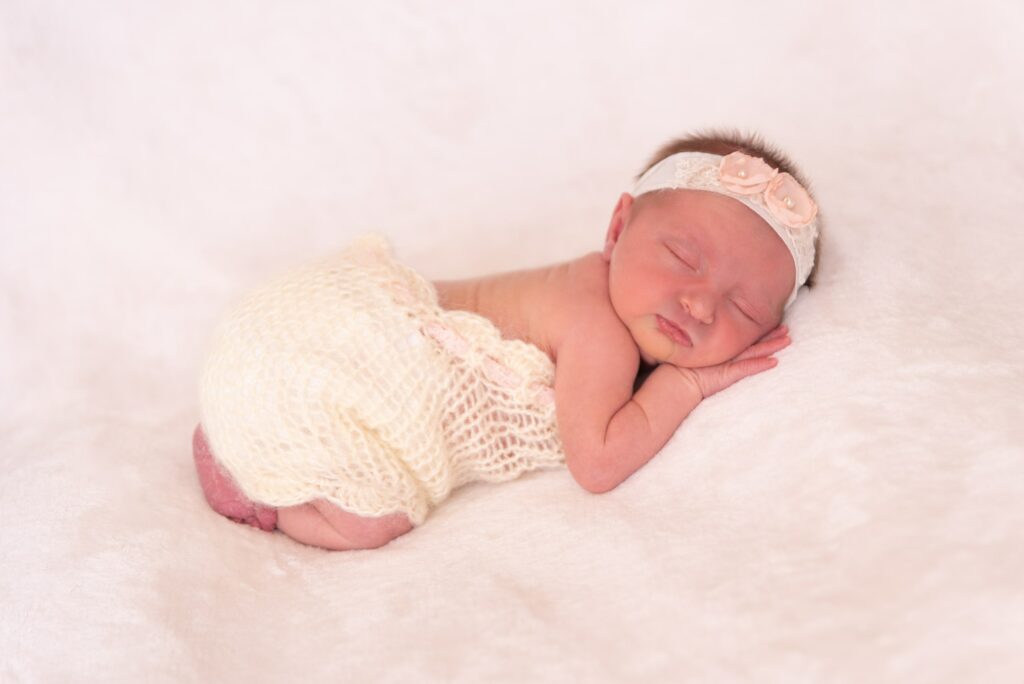 Fotografía de bebé con vestido marfil Valencia
