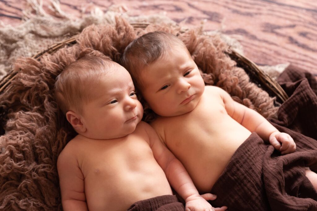 Fotografía de bebes gemelos en cesta Sesión en Xàtiva