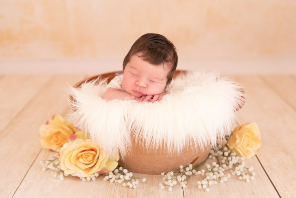 Fotos de bebé en cesta con flores Valencia