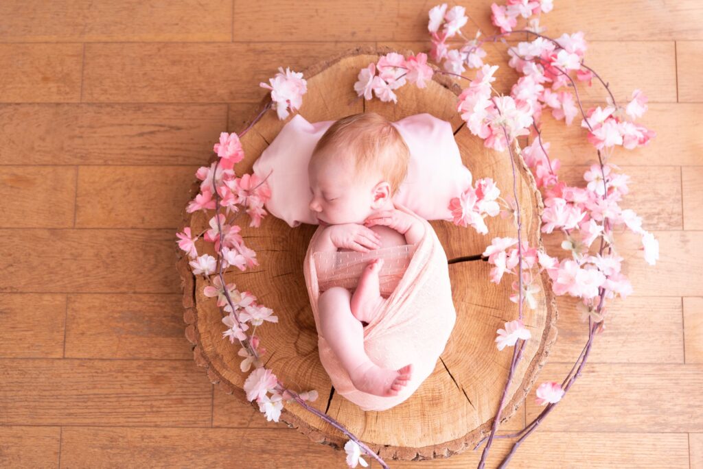 Fotos de bebé en rodaja de madera con flores de cerezo Valencia