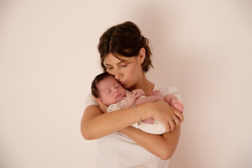 Sesión de recién nacido en brazos amorosos Xàtiva