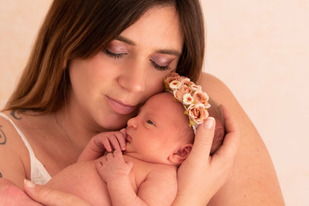 Sesión fotográfica de bebé en brazos de mamá Valencia