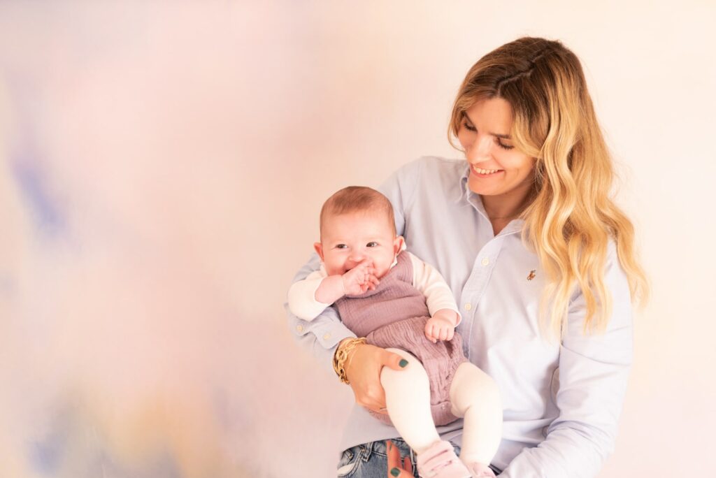 foto mamá con su bebé simple y emotiva Xàtiva Valencia Costa Azul