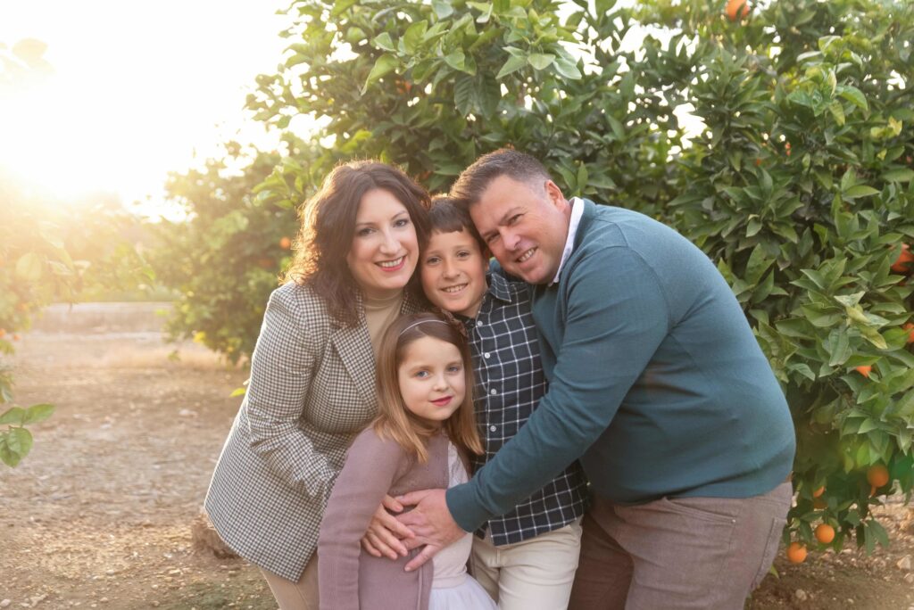 Abrazos en familia rodeados de naturaleza valenciana