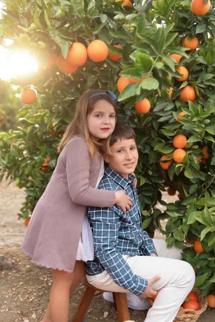 Fotografía natural de hermanos en exteriores cerca de Xàtiva