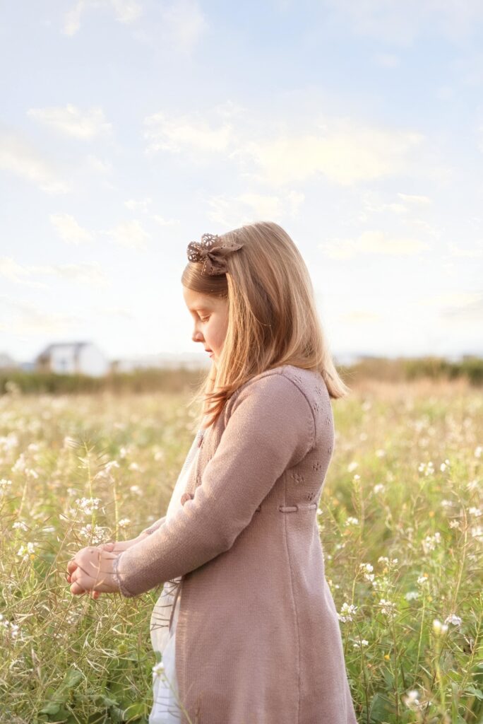 Niña jugando en los campos valencianos durante la golden hour