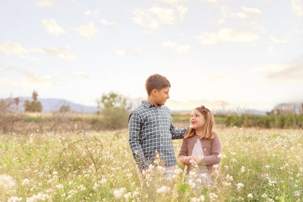 Niños disfrutando del atardecer en los campos de Xàtiva