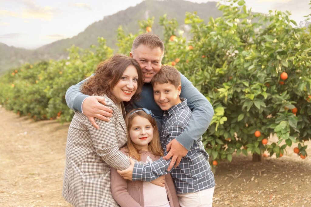 Padres e hijos compartiendo momentos reales en el campo
